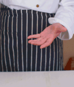 小蔥切碎，淡火腿切碎。