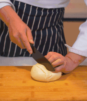 饅頭表面切出1cm左右的網(wǎng)格。