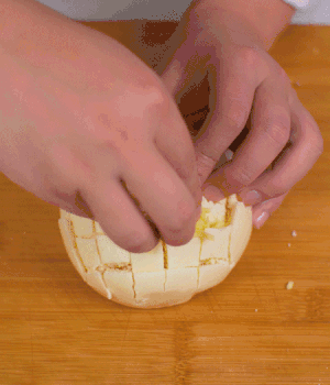 在縫隙里塞適量馬蘇里拉奶酪、再塞入淡火腿碎。