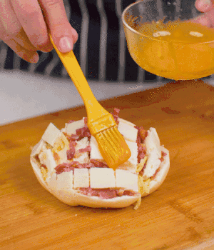 放在烤盤(pán)上，表面先刷一層玉米油，再刷一層蛋黃液。