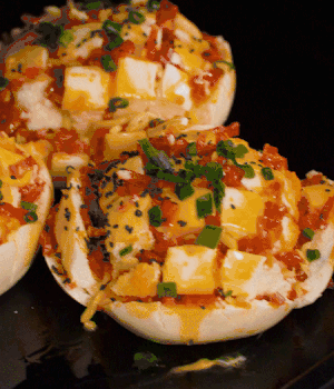 灑適量小蔥和黑芝麻，放入預(yù)熱的烤箱180度15分鐘。