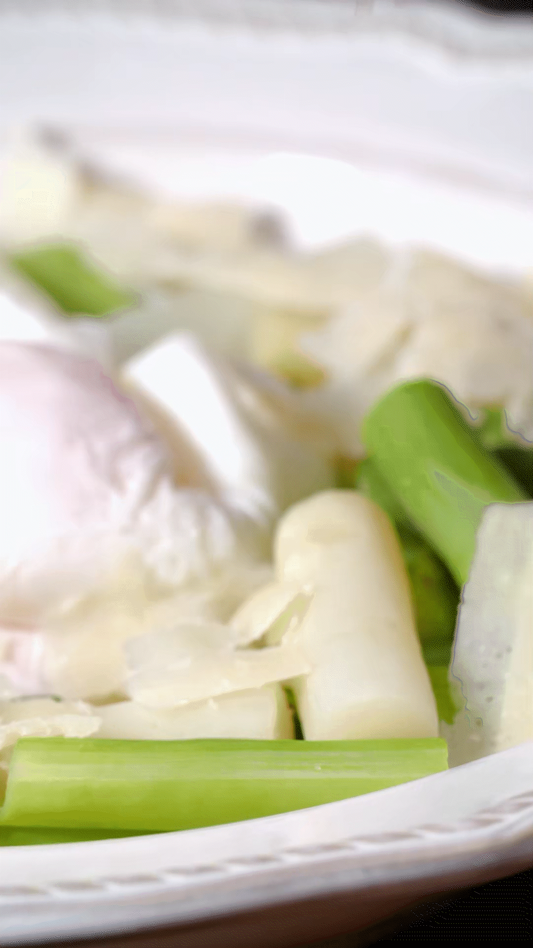 盤中放上蘆筍和雞蛋后，刨上適量干酪
