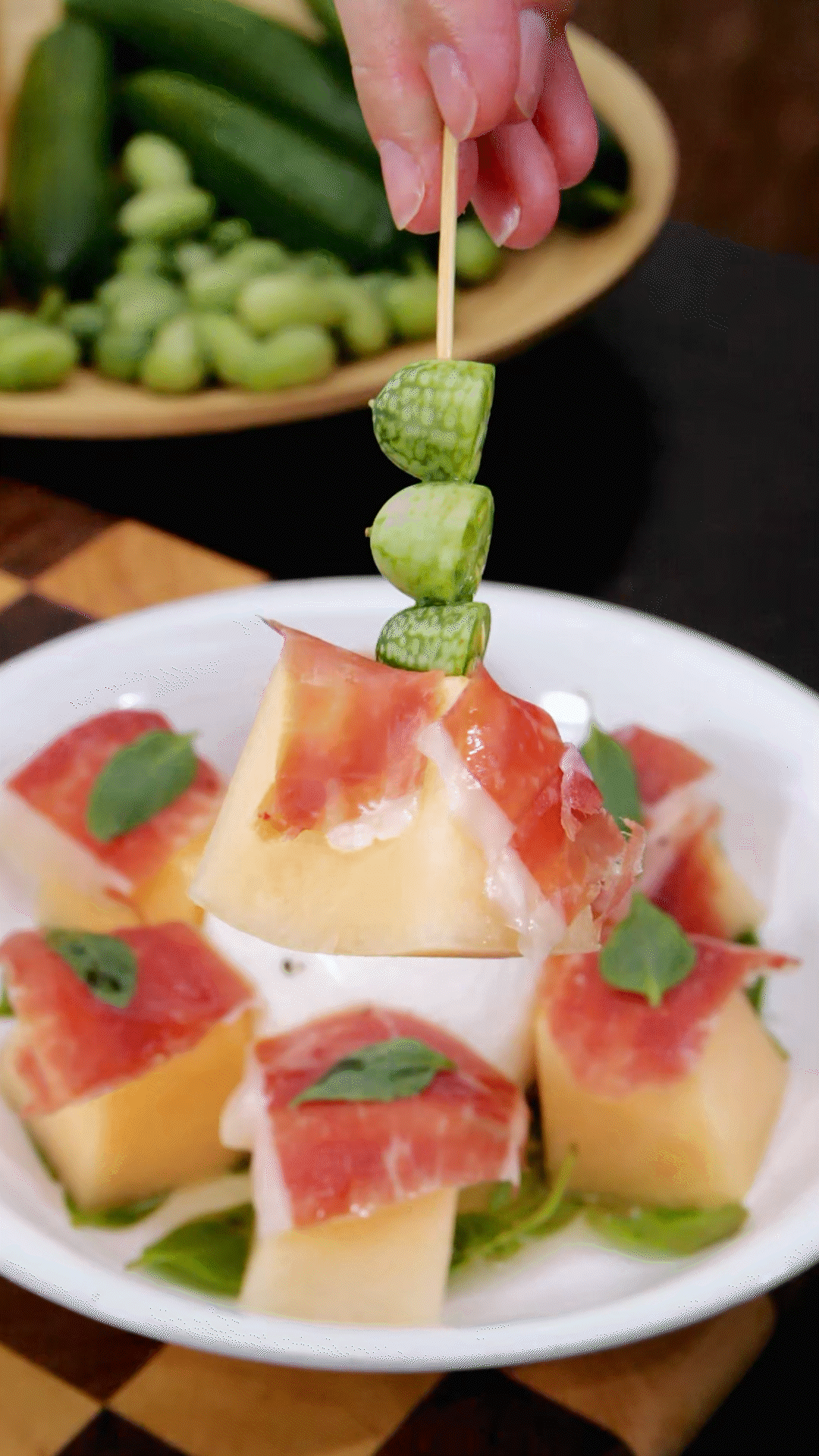 依次放上：布拉塔奶酪球、密瓜和巴瑪火腿