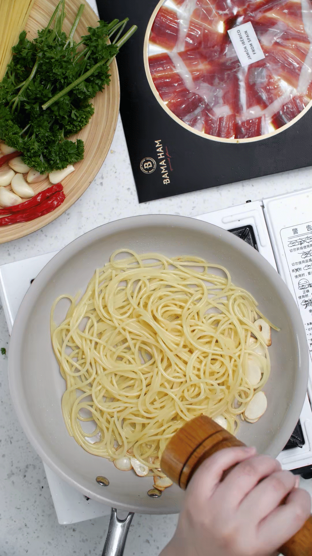 起鍋燒水，水開加入1勺橄欖油和1勺鹽，煮開后放入意面，水再次煮開后轉(zhuǎn)中小火，5號面約8-10分鐘
