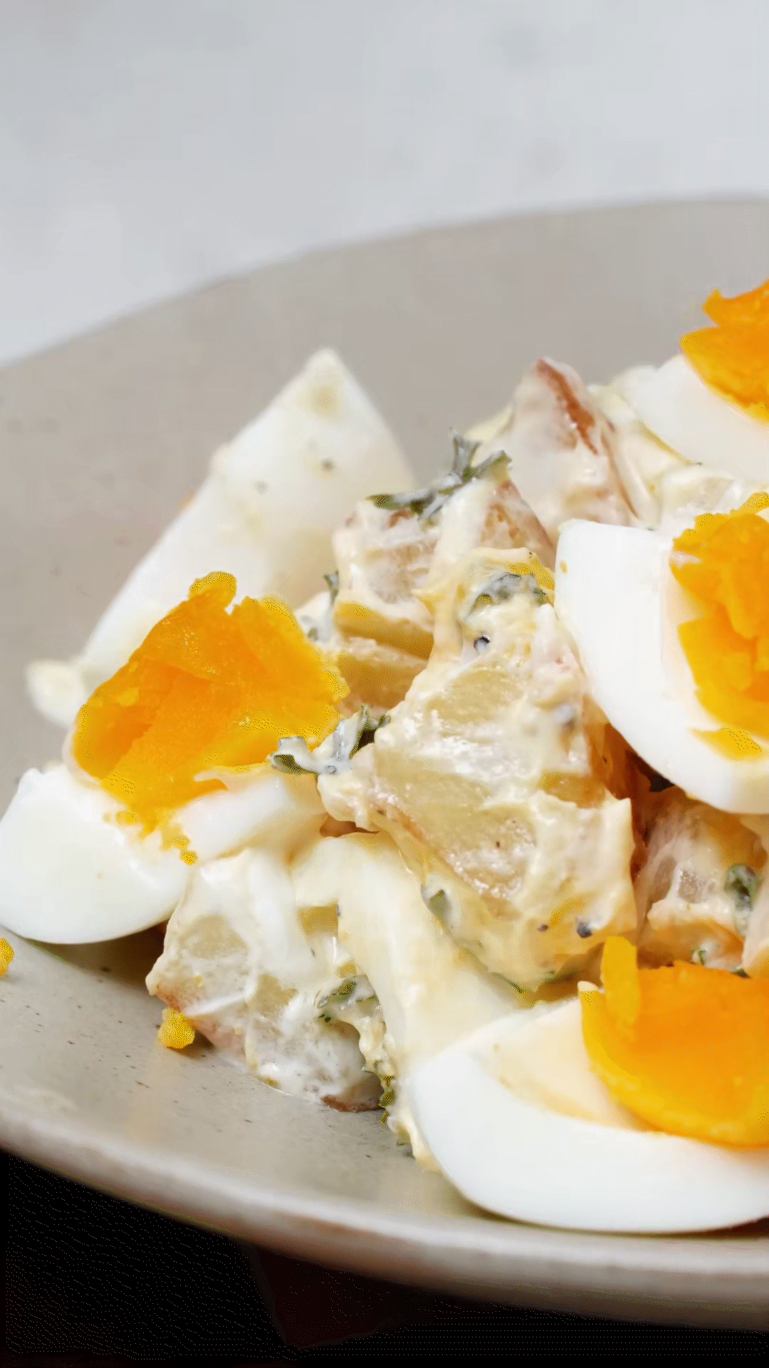 土豆塊和雞蛋加入醬汁，拌勻裝盤(pán)