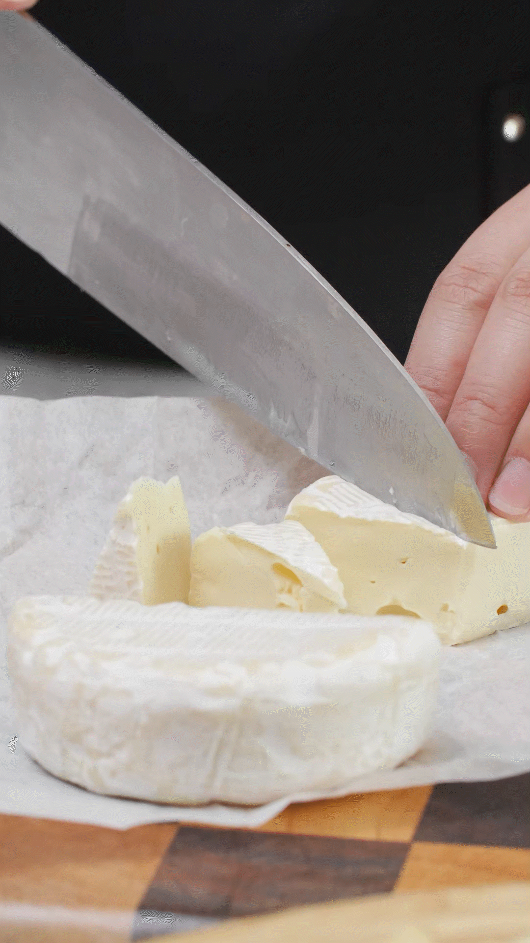 ①布里奶酪切塊、蘇打餅干掰成合適大小