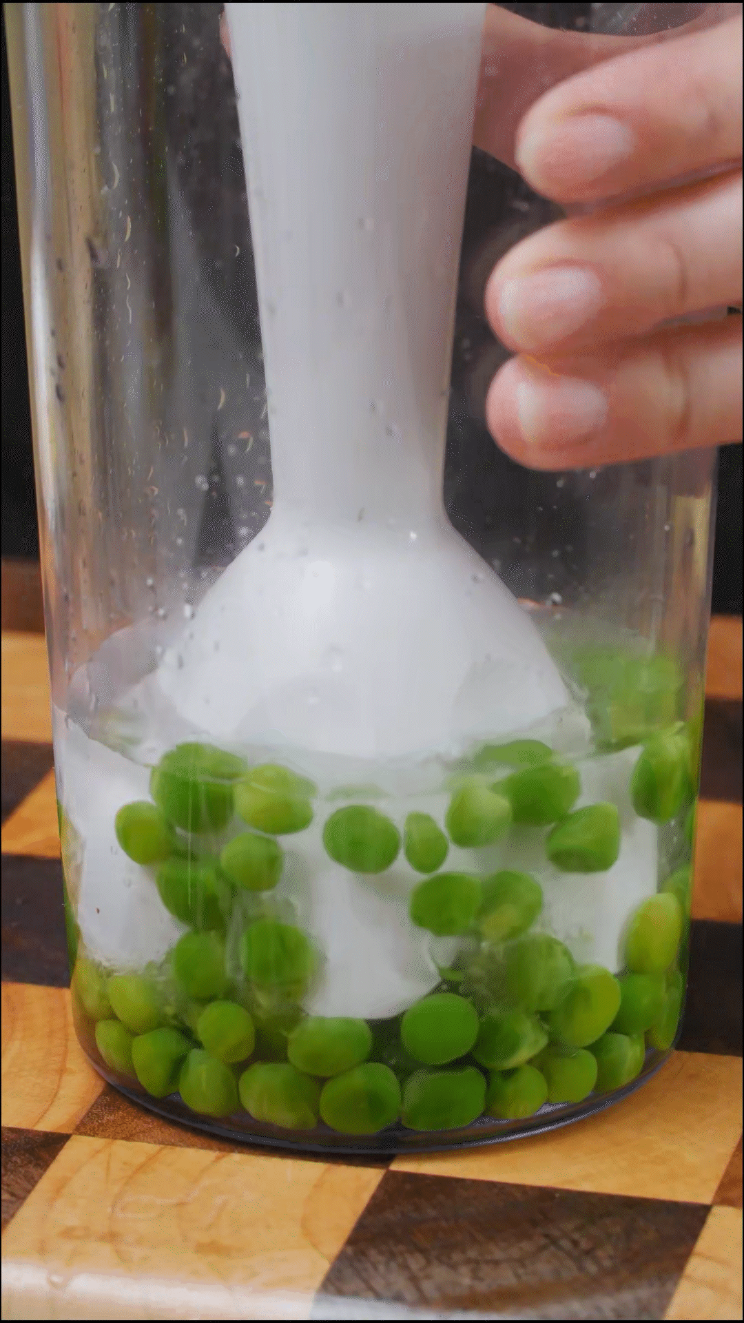 斷生的豌豆加水和大蒜，放入料理機打成糊狀
