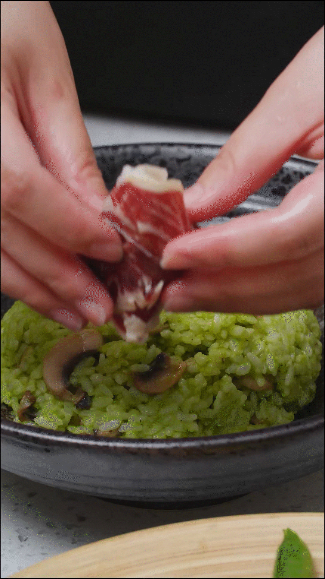 鍋中放入口蘑煎軟后，加一碗煮好的米飯
