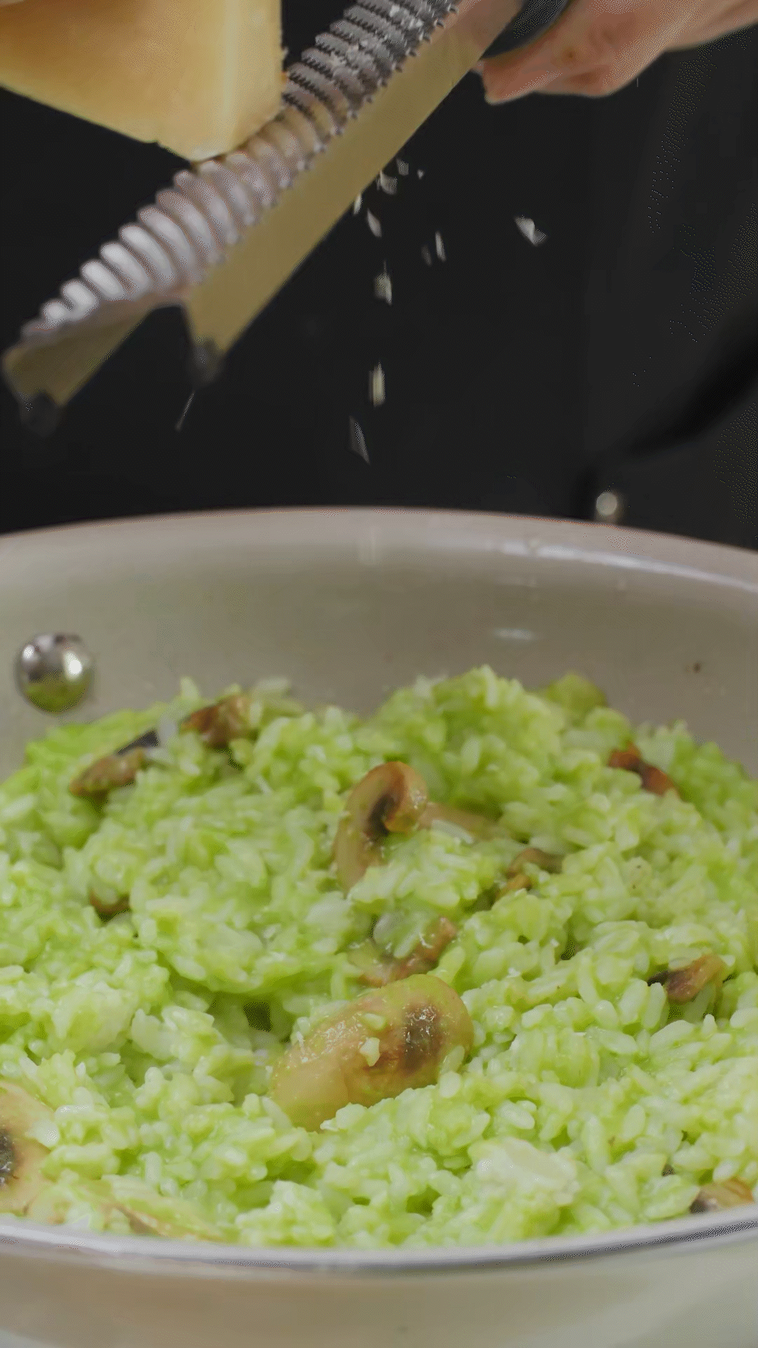 倒入豌豆泥、干酪、一塊黃油和黑胡椒海鹽調味
