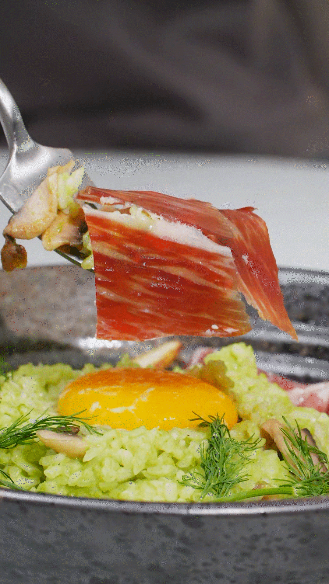 沿著碗邊依次放上：巴瑪火腿、玉米筍、蒔蘿