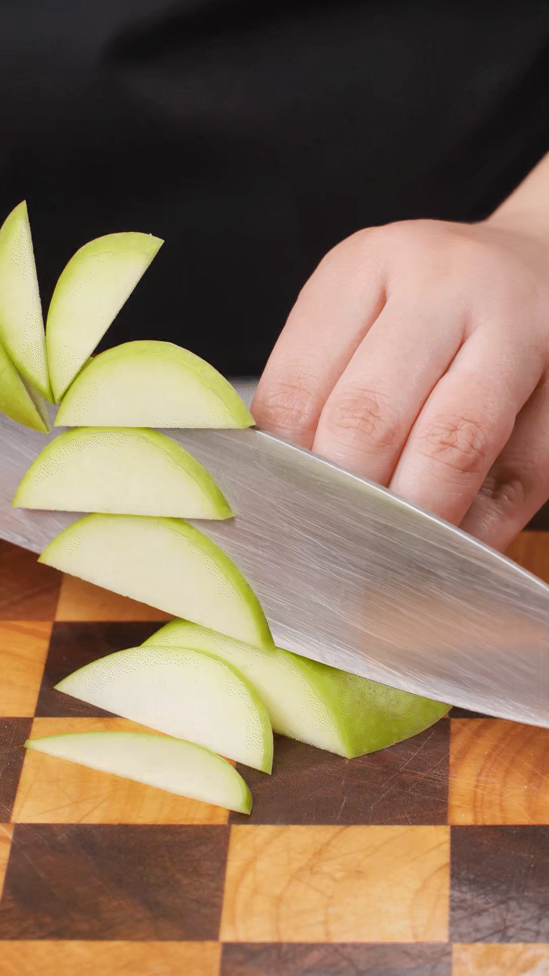 蘋果、梨子洗凈改刀
