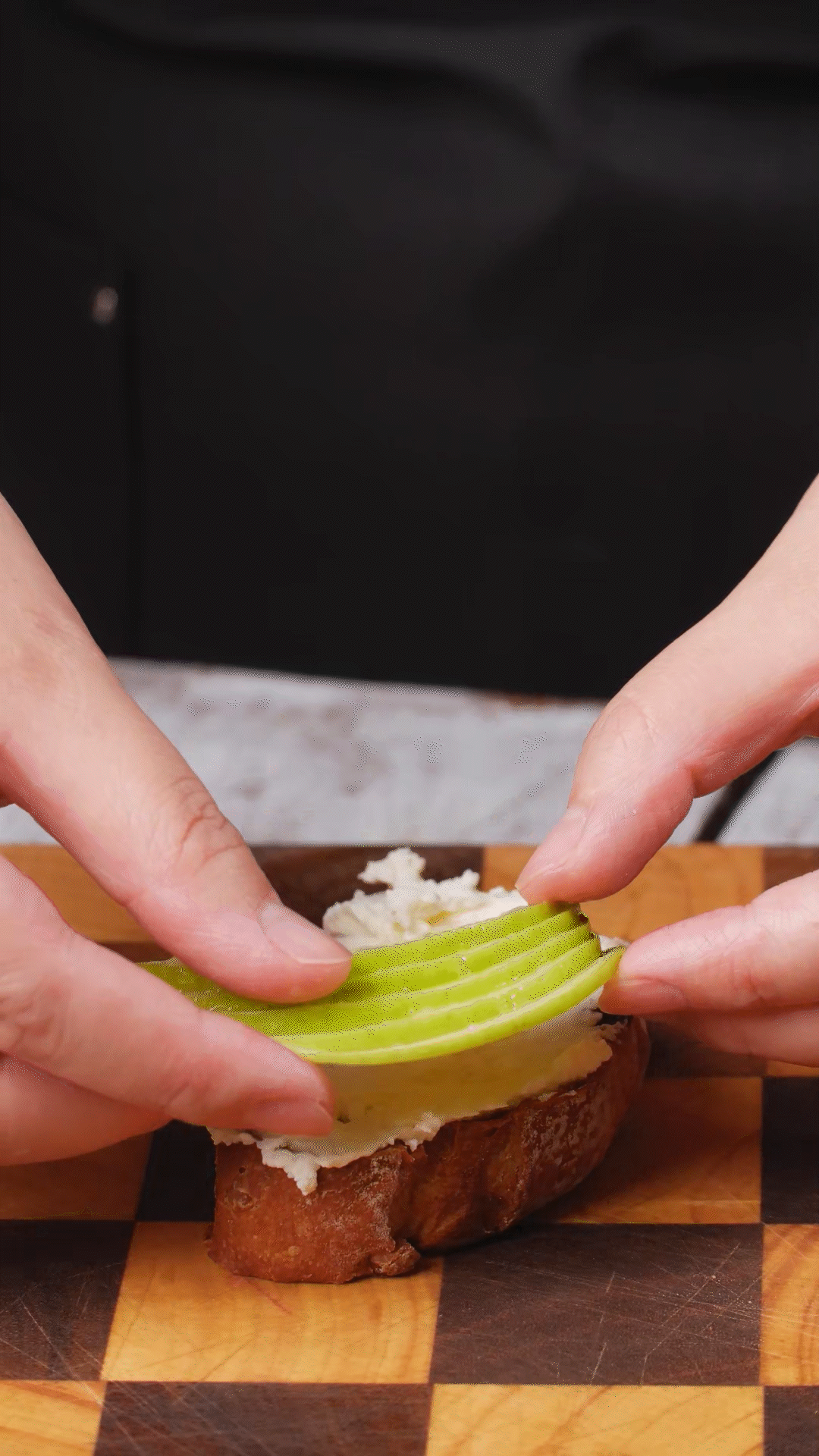 歐包抹上奶酪依次放上：蘋果、梨、藍莓
