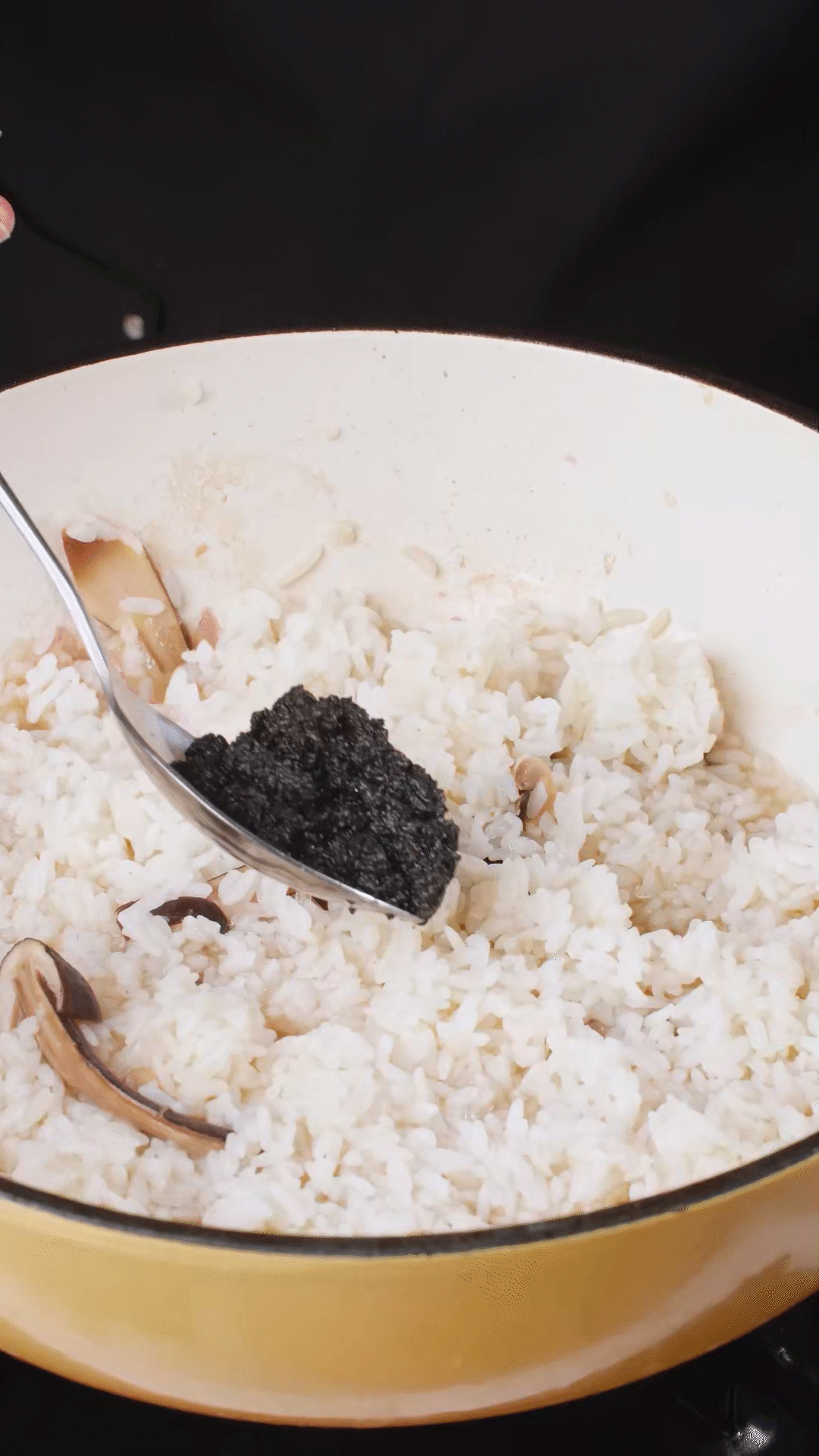 底油放入洋蔥爆香后加入黑皮雞樅菇、口蘑，用白葡萄酒增鮮
