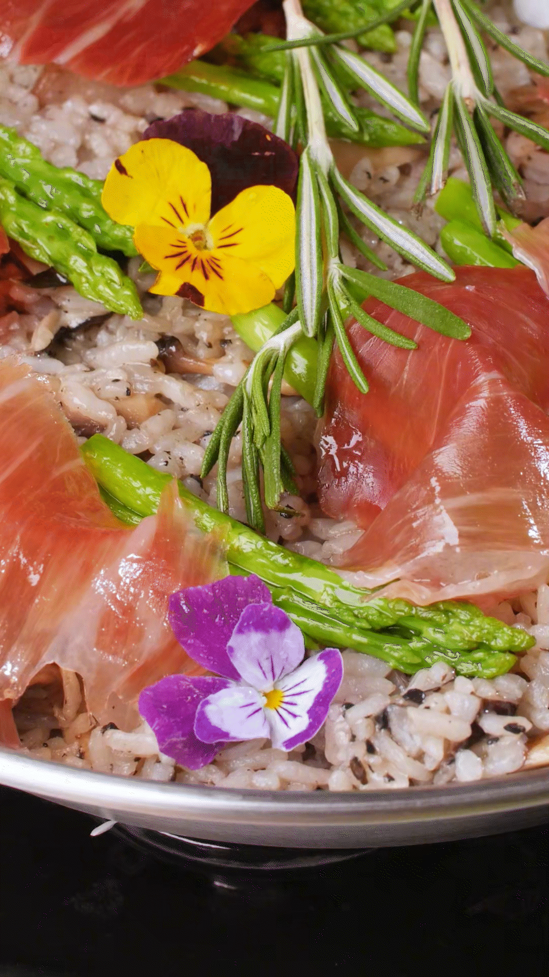 放入預(yù)先煮好的米飯和一碗去油的雞湯，和黑松露醬攪拌均勻
