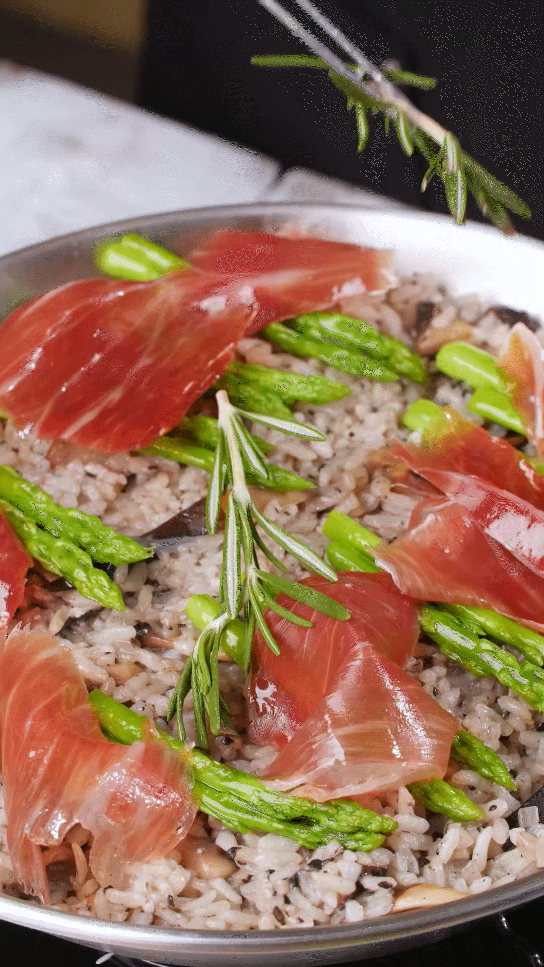 放上巴瑪火腿和蘆筍、點(diǎn)綴迷迭香、三色堇