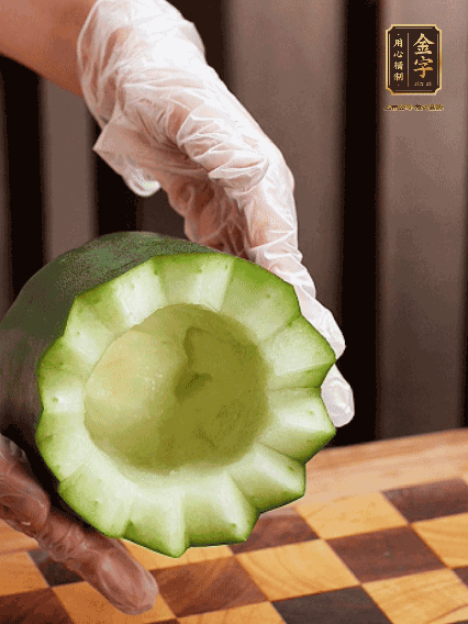 將小冬瓜洗凈，頂端切開去瓜瓤，改刀切口呈鋸齒狀