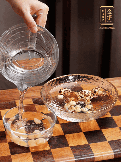 將雞肉、鮑魚、蝦仁焯水，冬菇、蓮子、干貝泡發(fā)