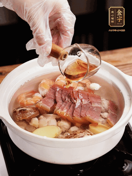 7種食材+帶皮冬瓜塊用砂鍋/電飯煲煮湯功能煮熟，少許鹽、花雕調(diào)味