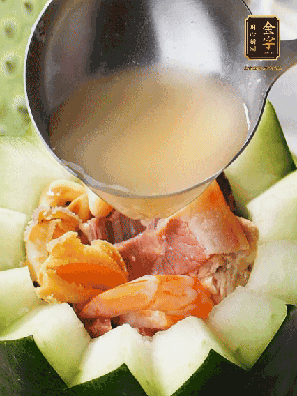 煮好后，盛入冬瓜盅。放入鍋中，可繼續(xù)燉煮，越燉越有味