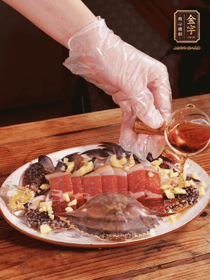 冷水上鍋蒸12分鐘（具體看蟹的大?。詈笕錾鲜[絲、澆上熱油即可