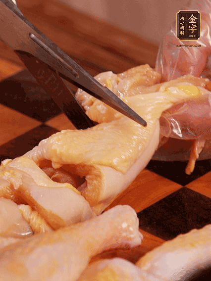 土雞處理干凈，切成大塊，加蔥姜、花雕酒、鹽腌制10分鐘