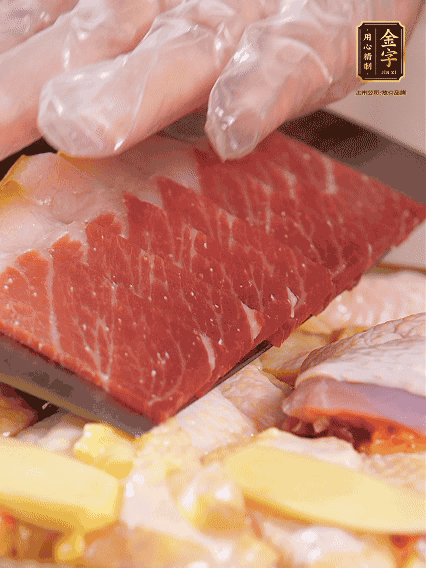 碼上金字火腿片，上鍋蒸足40分鐘