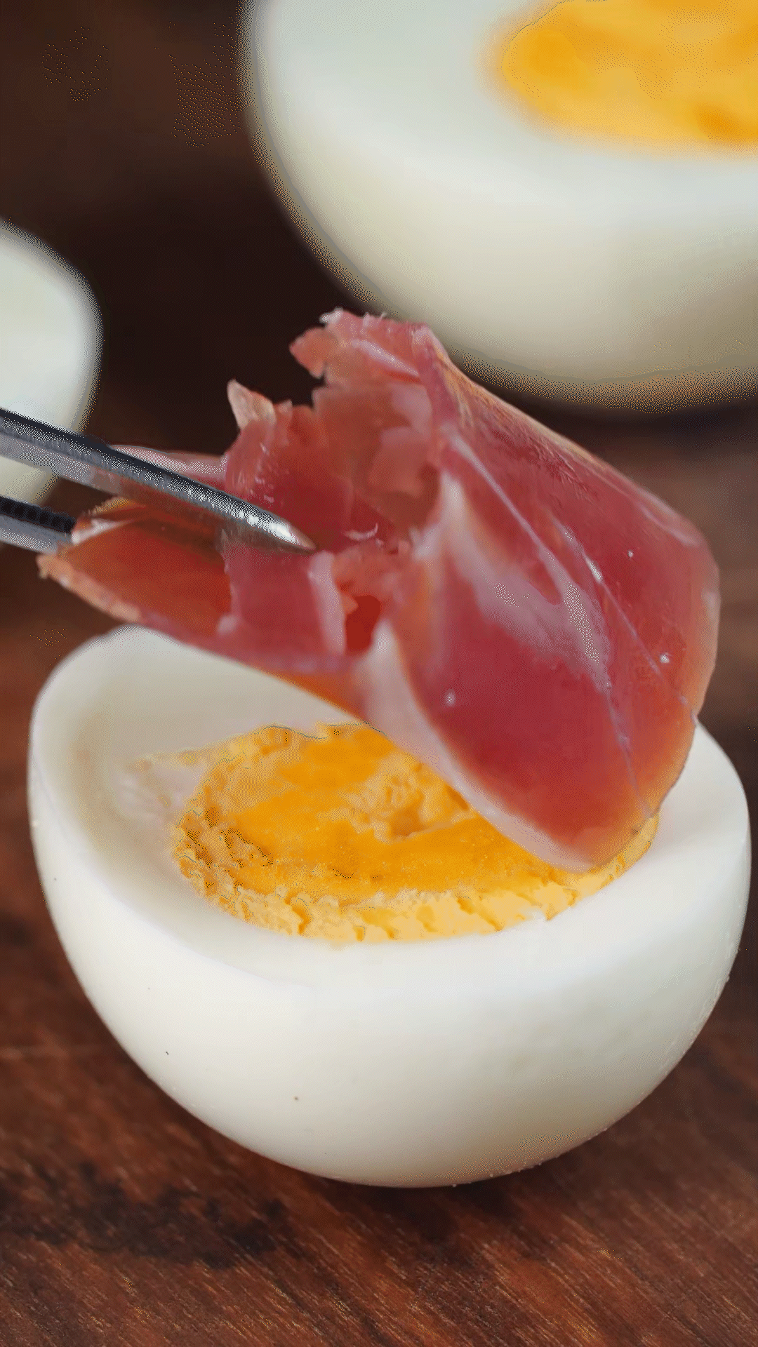 撈出過冷水，去殼后對半切開