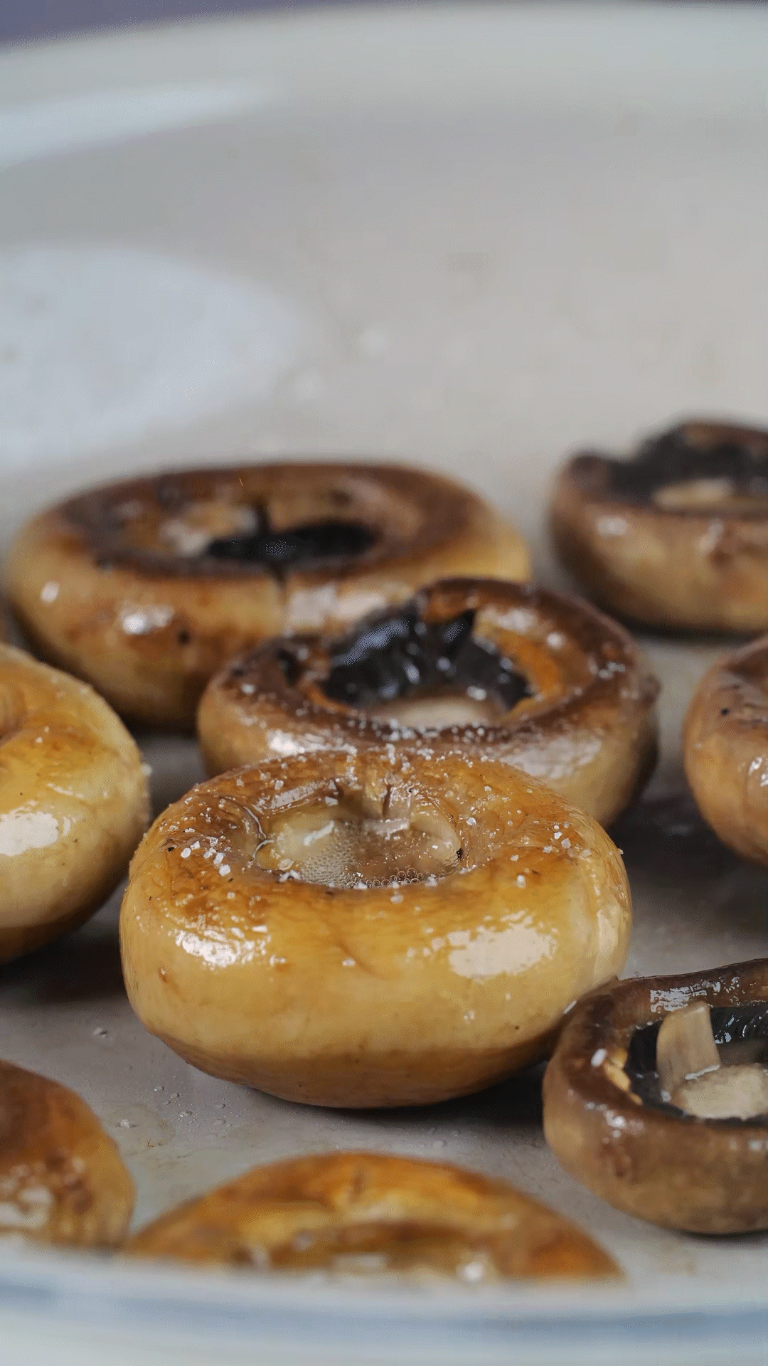 鍋內(nèi)放橄欖油，將口蘑煎至兩面微微焦黃，用黑胡椒海鹽調(diào)味