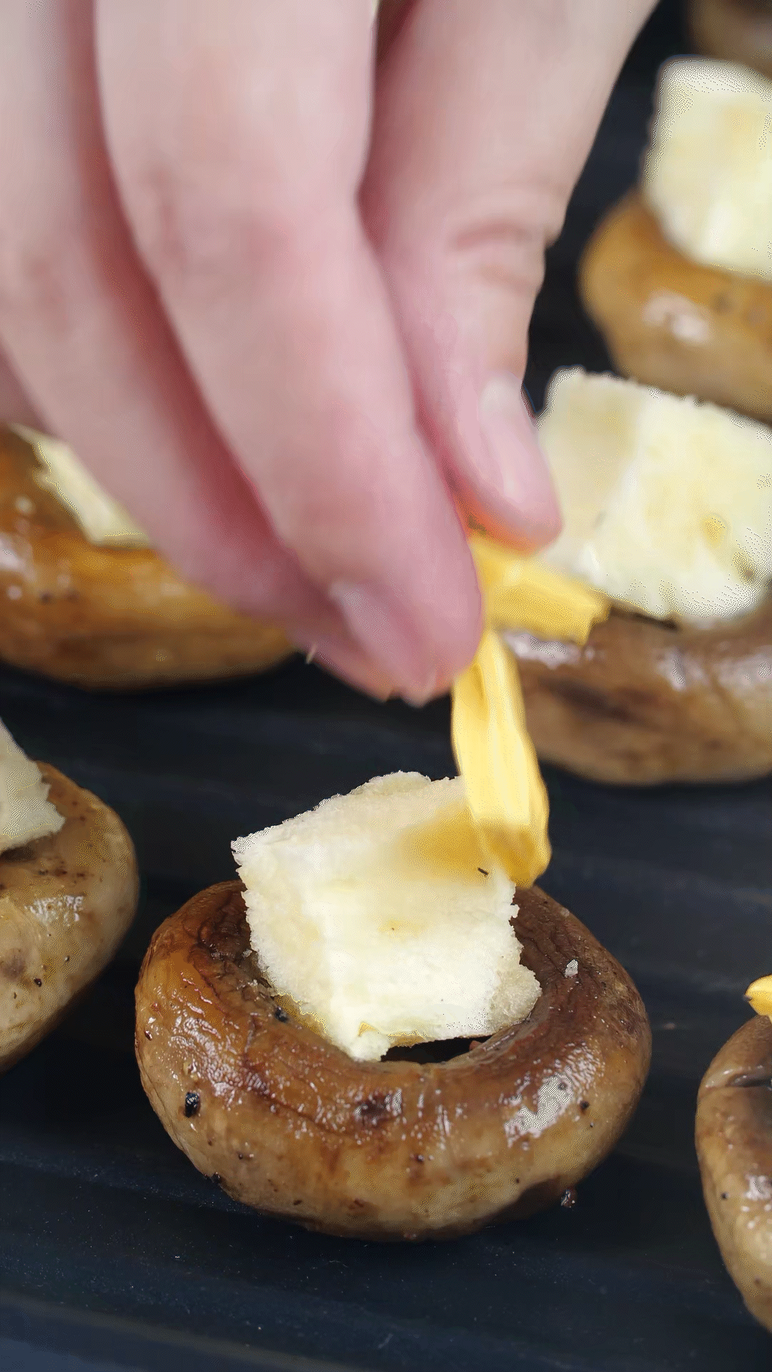 面包切小粒，放入口蘑凹處，蓋上芝士，烤箱180度烤10分鐘