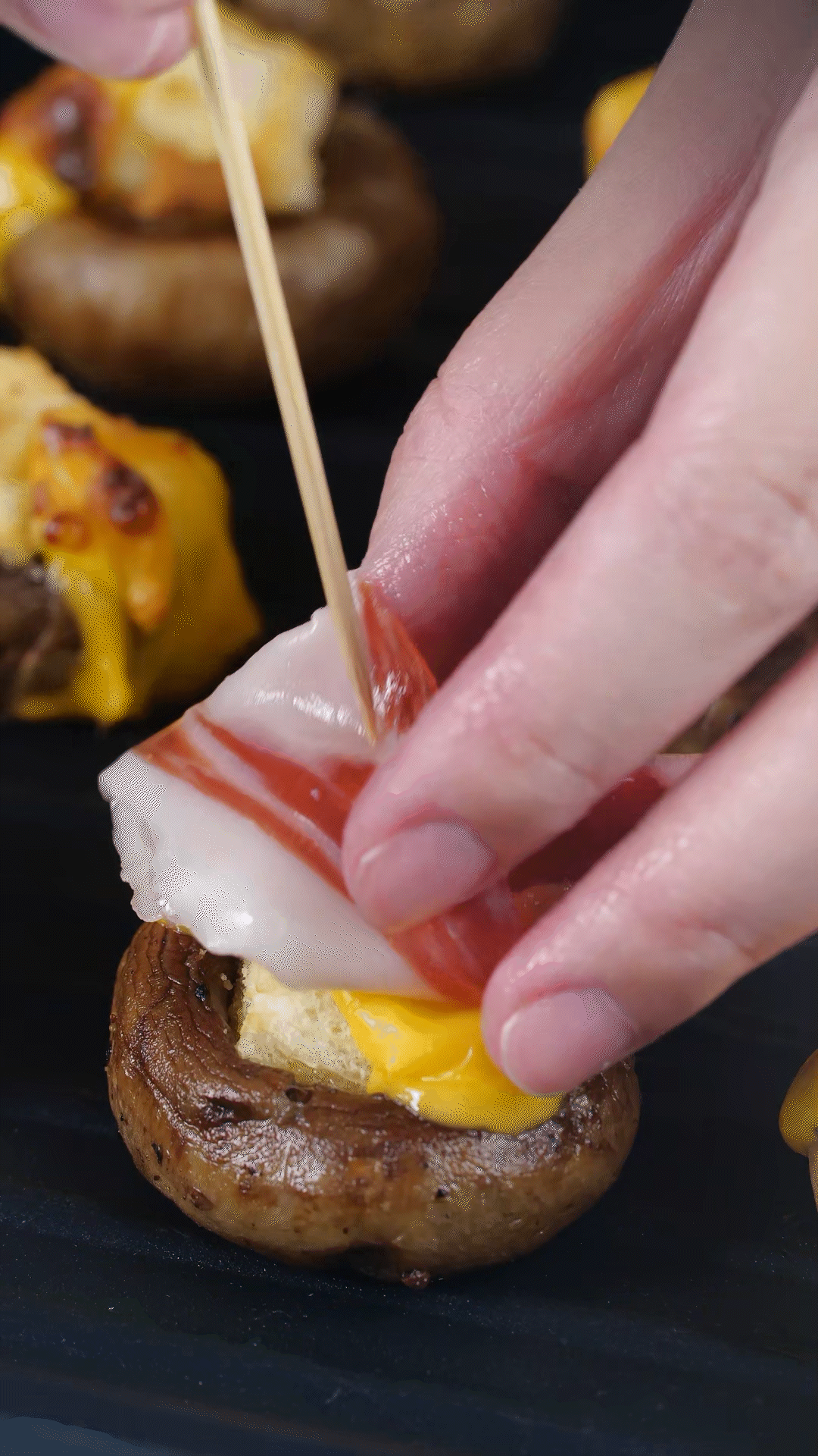 將火腿卷一卷，放在最頂部，插上竹簽