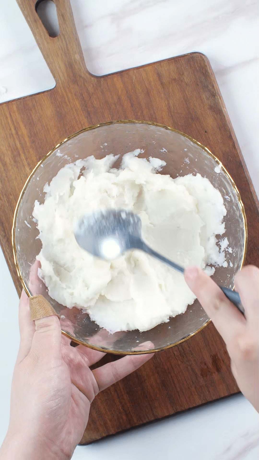 山藥去皮蒸熟，用涂抹奶酪、海鹽、橄欖油調(diào)味