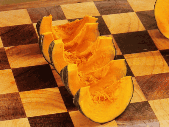 貝貝南瓜去瓤切小塊；干香菇熱水泡發(fā)，切條