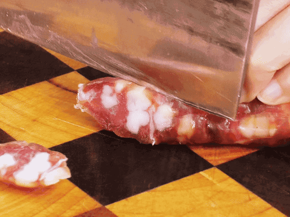 香腸少油煸出香味，下南瓜、板栗、香菇翻炒。2勺生抽、1勺老抽、1勺蠔油、1勺鹽、半勺糖調(diào)味