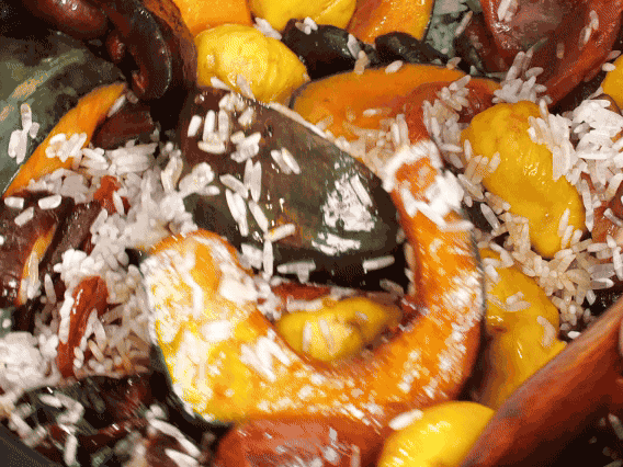 電飯煲正常煮飯模式煮飯。出鍋后撒點(diǎn)蔥花