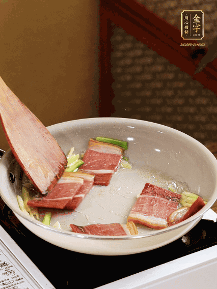 熱油下鍋，火腿、蔥姜蒜煸出香味備用