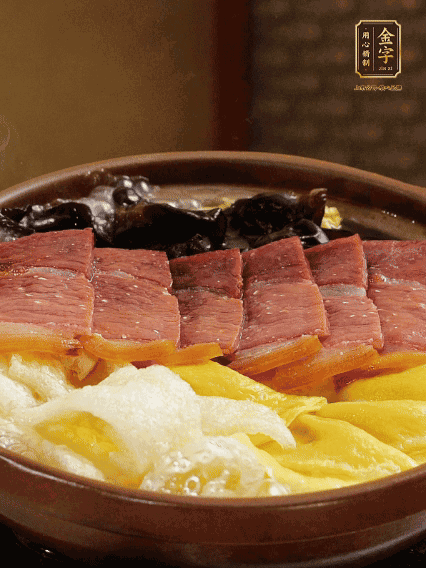 最后胡椒粉調(diào)味，撒小蔥花點(diǎn)綴