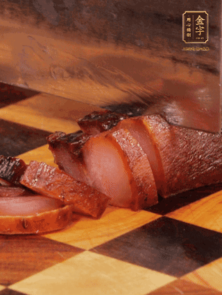 金字醬肉，煮熟切條；蓮藕去皮，切成條狀，焯水2分鐘