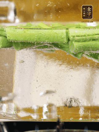 豆角切成段，加油焯水1分鐘