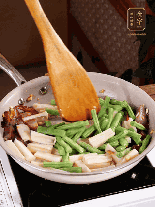 加少許生抽、蠔油、料酒、雞精調(diào)味，少許清水燜2分鐘，炒至豆角皺皮即可