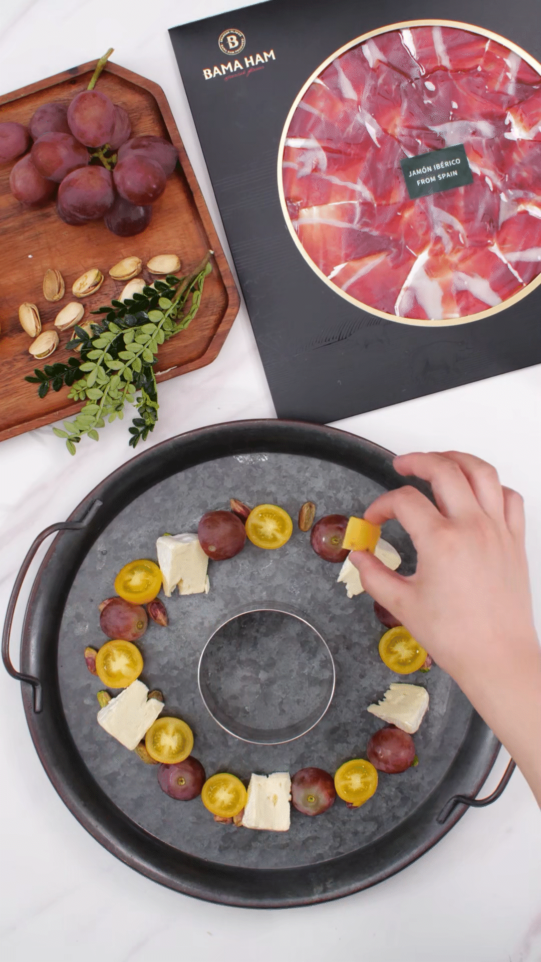 準(zhǔn)備一個(gè)大盤子，中間放上模具（或是一個(gè)空碗）預(yù)留空位，沿著磨具把食材擺盤成花環(huán)裝