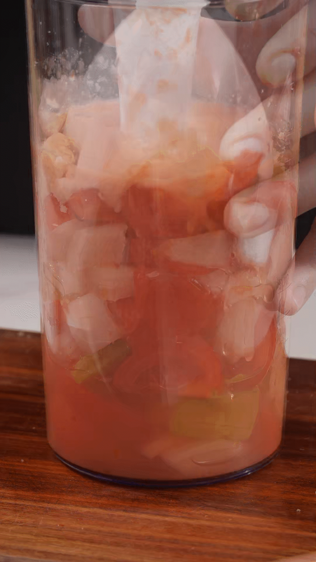 加入水、橄欖油、蘋果醋