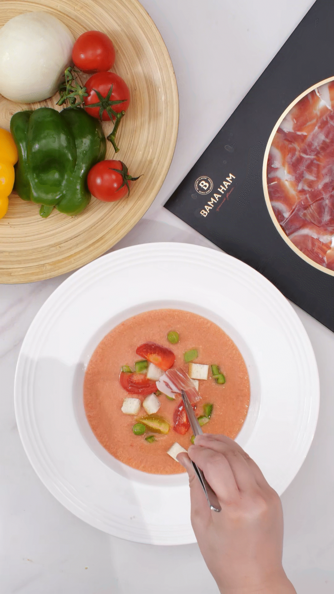 擺盤時(shí)，加入青豆，面包丁，黃瓜丁，烤面包丁，番茄丁