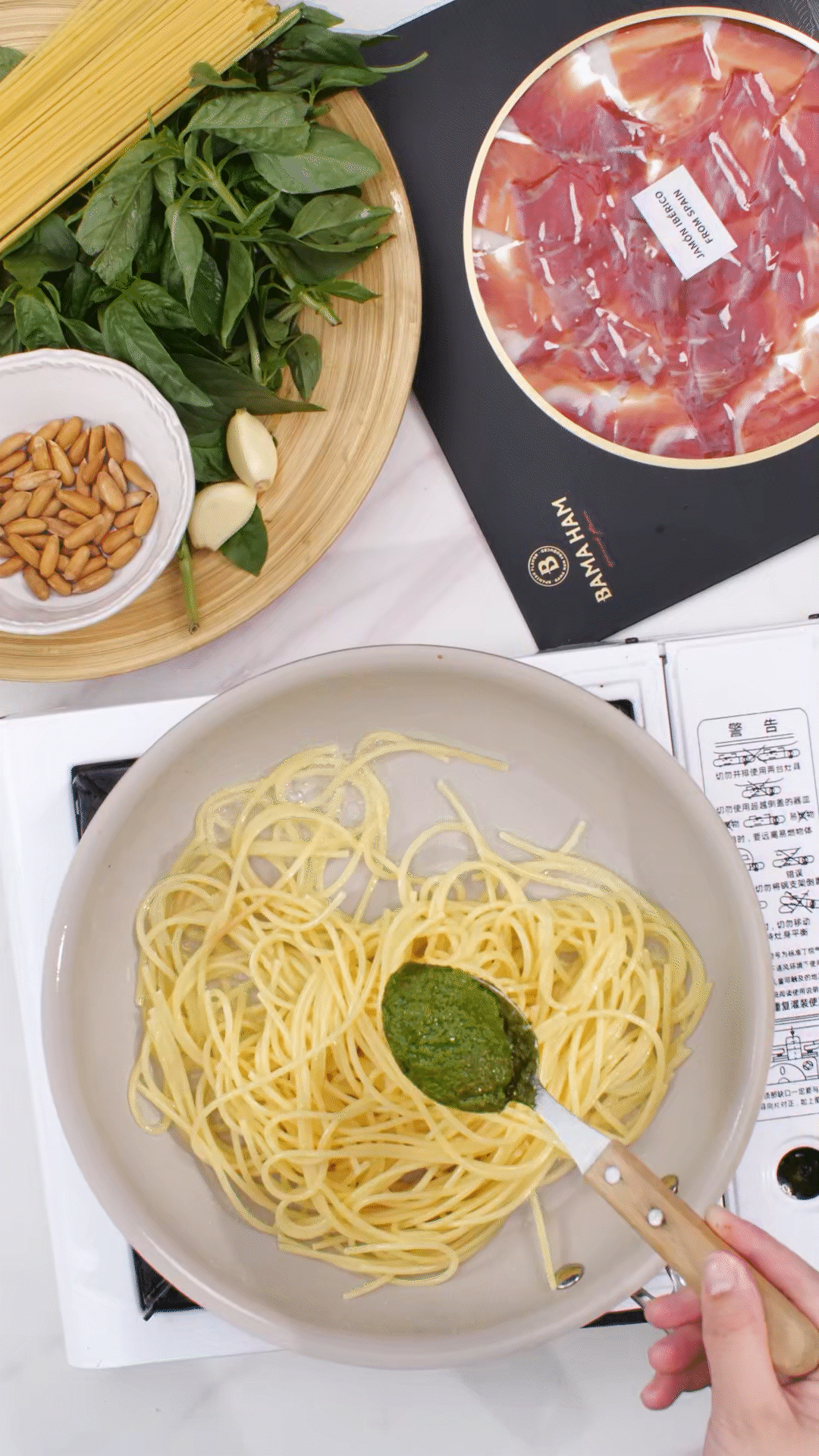 鍋中加入橄欖油，放入意面和青醬攪拌均勻裝盤
