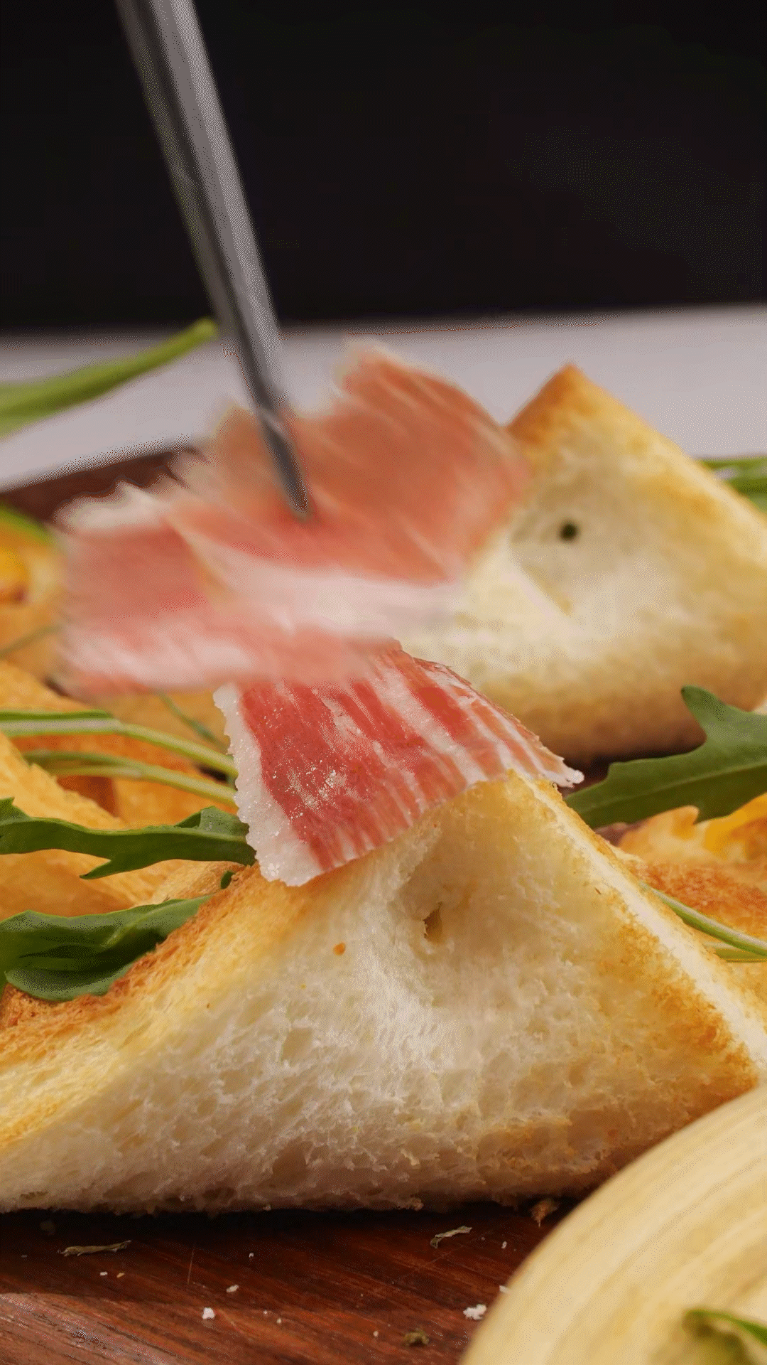 對(duì)折，用牙簽固定
