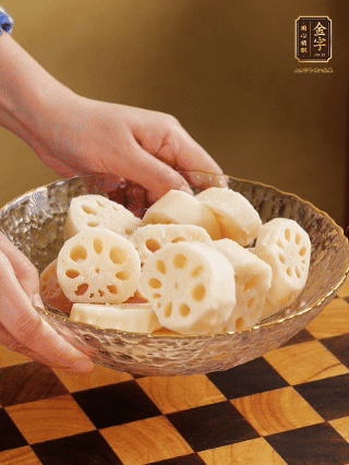 蓮藕洗凈削皮，切大塊，用鹽、糖腌制30分鐘。