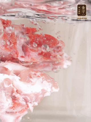 豬骨冷水下鍋，加蔥姜、料酒焯水4分鐘。