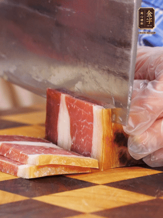 金字火腿切片，溫水浸泡5分鐘