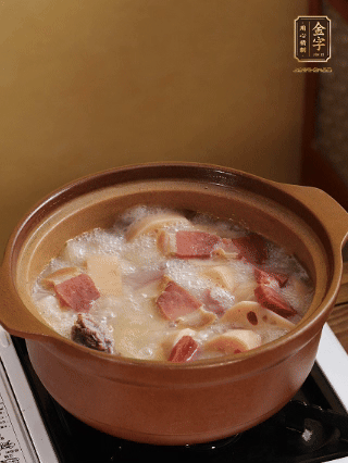 豬油潤鍋，豬骨、姜片煸出油脂香，再依次下開水、蓮藕、火腿，大火燒開