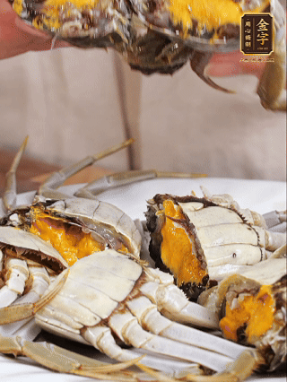 大閘蟹處理干凈，一切兩半。