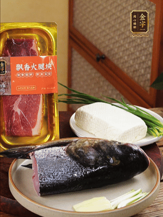 花鰱魚頭處理干凈（刮黑膜、除貼骨血、拔魚牙、剪魚鰭、刮凈魚肉表面雜質(zhì)），從中間劈開成兩半，擦干水分